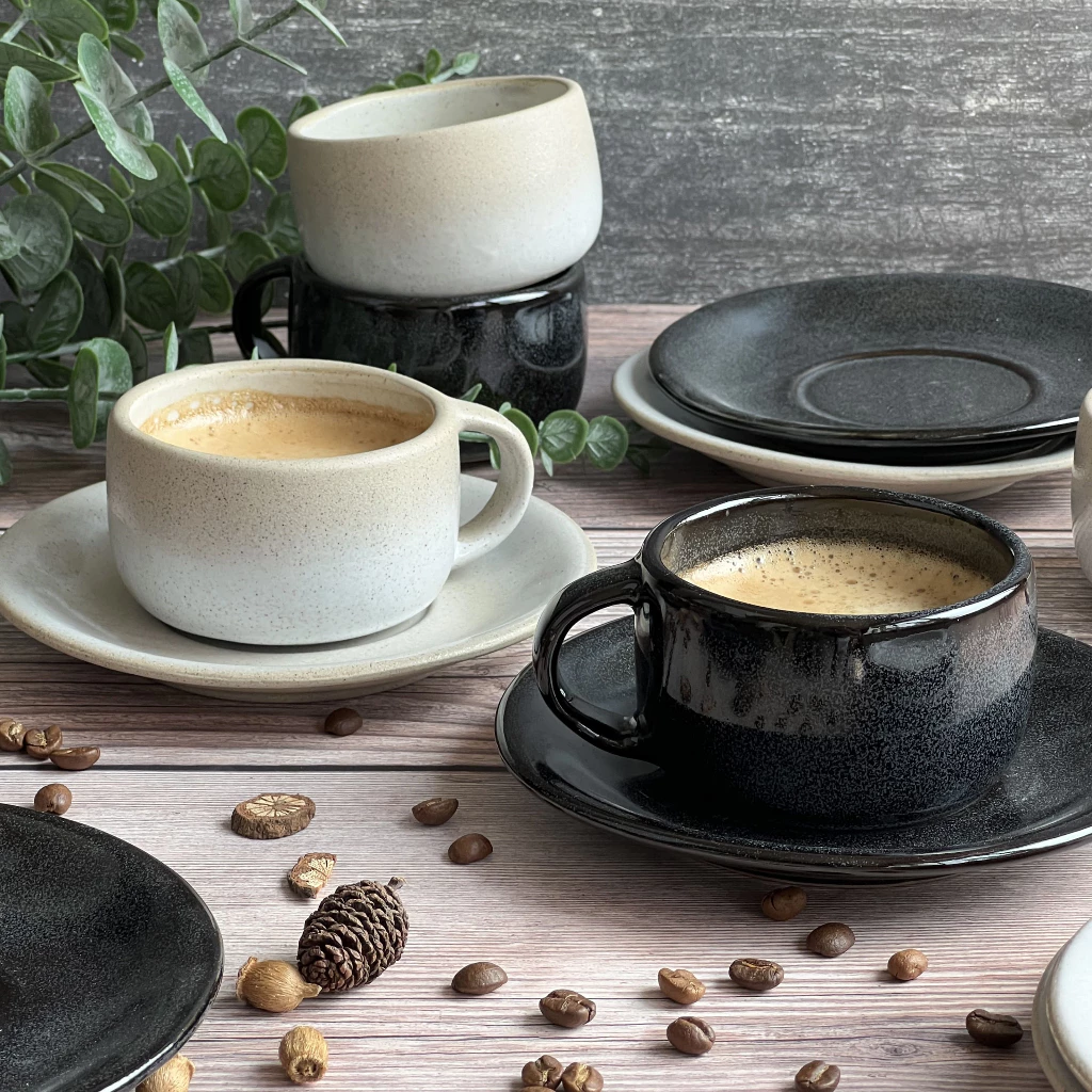 แก้วกาแฟและจานรอง